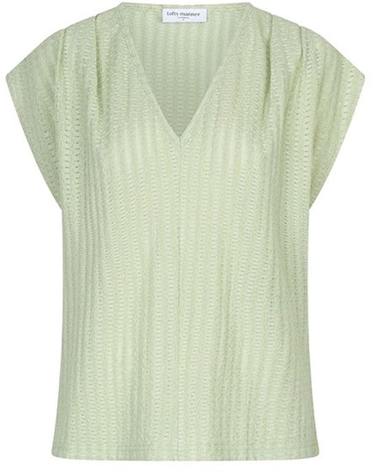 Mintgroene top met korte mouwen, V-hals en een subtiel textuurpatroon. Het label 'Lofty Manner' is zichtbaar.