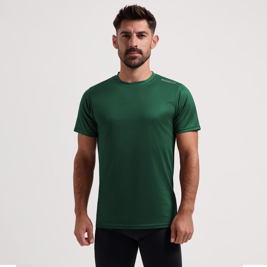 Man met donkergroen kort-mouwig sportshirt en Rogelli logo op de schouder.