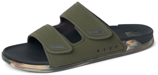 Donkergroene slipper met camouflage zool, klittenbandsluitingen en REEF-logo.