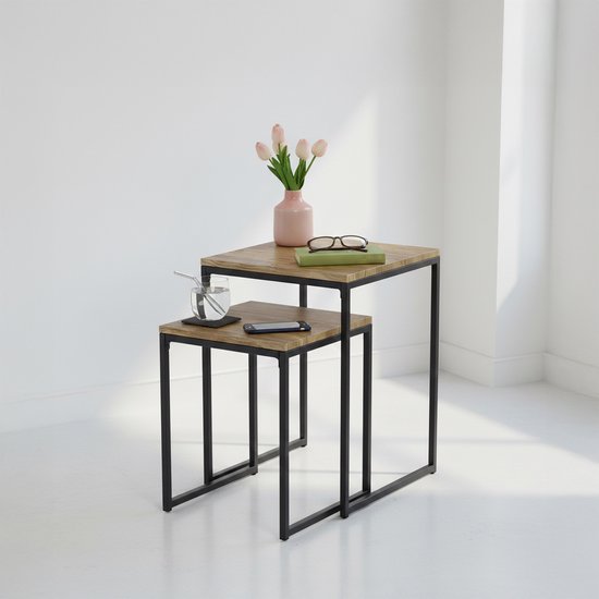 Set van twee vierkante bijzettafels met houten blad en zwart metalen frame.