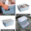 Montage van een lichtblauwe Sunware opbergbox met deksel. De box heeft handgrepen en is stapelbaar.