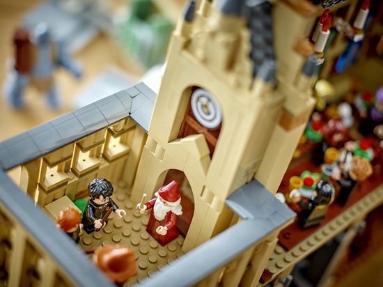 Figurines LEGO Harry Potter, Harry et Dumbledore, dans un couloir du Grand Hall de Poudlard.