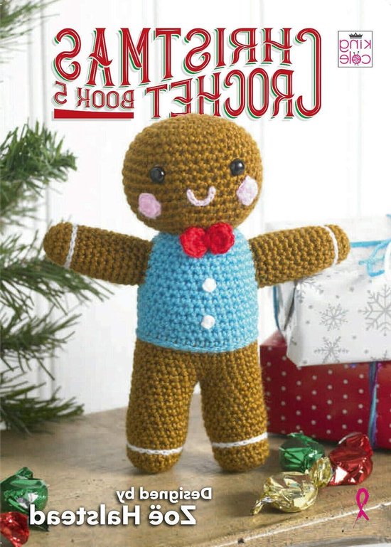 Bonhomme en pain d'épice crocheté avec un gilet bleu et un nœud rouge. "Christmas Crochet Book 2".