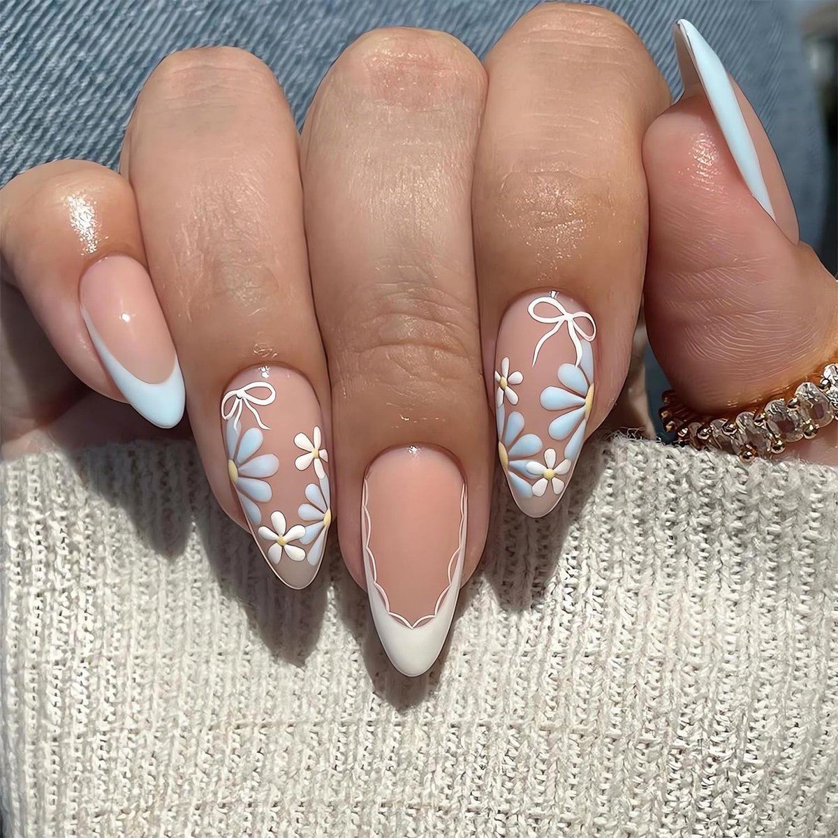 24 Stuks Kunstnagels met Amandelvorm, Witte-Blauwe Franse Tips en Glanzende Afwerking, Volledige Bedekking en Daisy-Print Design