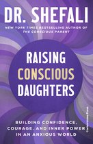 Boekomslag 'Raising Conscious Daughters' door Dr. Shefali, met tekst over het bouwen van zelfvertrouwen, moed en innerlijke kracht in een angstige wereld.