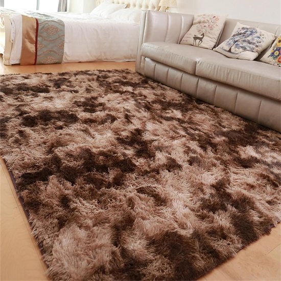 Tapis shaggy marron dans un salon devant un canapé beige