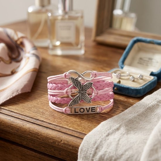 Roze gevlochten armband met vlinder- en infinity-bedeltjes, met het woord "LOVE".