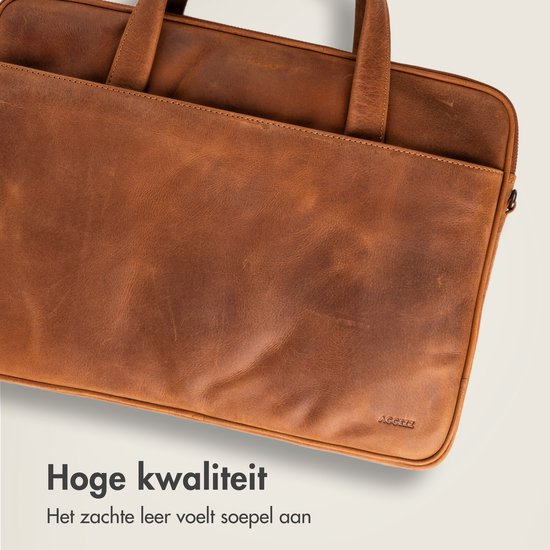 Close-up van de bruine leren laptoptas met een zacht, soepel gevoel.