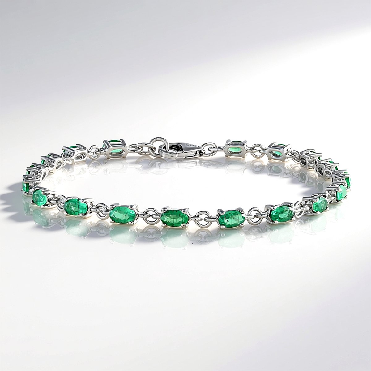 Cavill - Zilveren Armband - 925 Sterling Zilver met Platina Coating - 18 Ovale Groene Apatieten Madagaskar 3,985 ct - Elegante Damesarmband