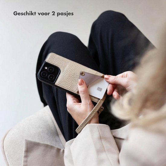 Beige telefoonhoes met polsbandje, met een pasje erin. Geschikt voor 2 pasjes.