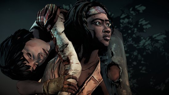 Michonne met hoofdband draagt een gewond persoon in het donker.