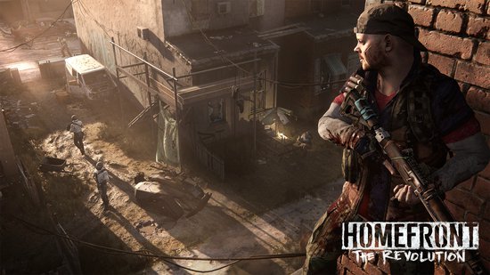 Man met rode bandana en geweer, klimmend op een muur in Homefront The Revolution.