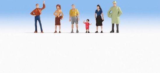 Vijf N-schaal figuren op witte ondergrond met blauwe lucht: man in bruin jack, vrouw in geel top, man in geel shirt, kind in rood shirt, vrouw in blauw shirt, man in groen jack.
