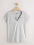 Lichtgrijs T-shirt met V-hals en korte mouwen, hangend aan een kapstok.