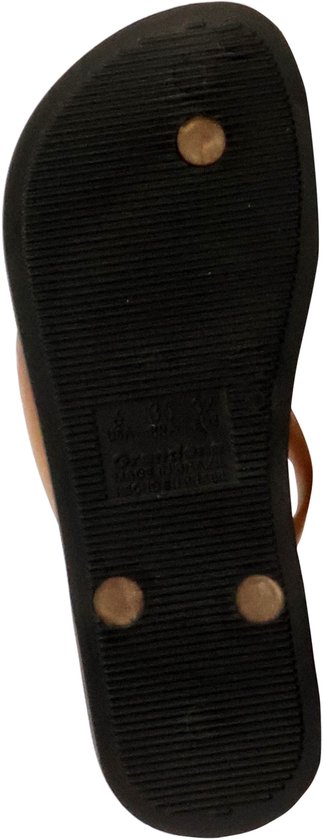 Onderkant van een zwarte Ipanema slipper met gouden band. Maatinformatie zichtbaar.