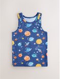 Blauw hemdje met een all-over print van het zonnestelsel, inclusief planeten, zon, sterren en raketten.