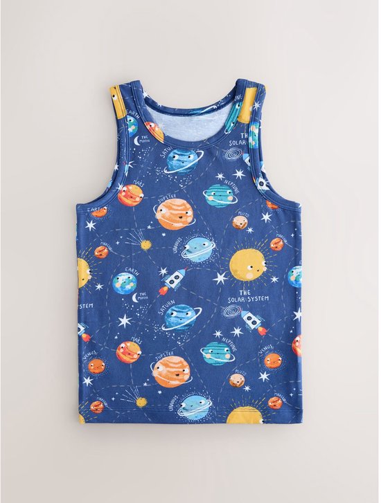 Blauw hemdje met een all-over print van het zonnestelsel, inclusief planeten, zon, sterren en raketten.