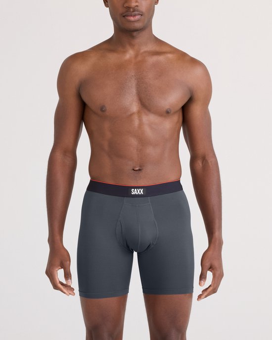 Man van voren gezien die een grijze boxershort met rode en zwarte tailleband draagt.