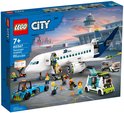 Doos van LEGO City Passagiersvliegtuig 60367. Met een wit vliegtuig, cateringwagen en kleine wagen.