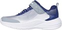 Blauwe en grijze sneaker met witte zool, klittenbandsluiting en zilveren lijnen op de zijkant.
