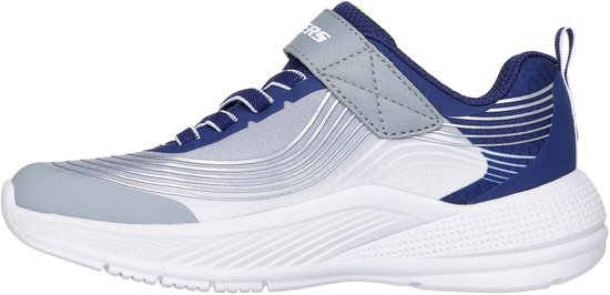 Blauwe en grijze sneaker met witte zool, klittenbandsluiting en zilveren lijnen op de zijkant.