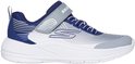 Blauwe en grijze sneaker met witte zool, klittenbandsluiting en zilveren lijnen op de zijkant.