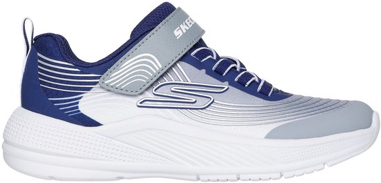 Blauwe en grijze sneaker met witte zool, klittenbandsluiting en zilveren lijnen op de zijkant.