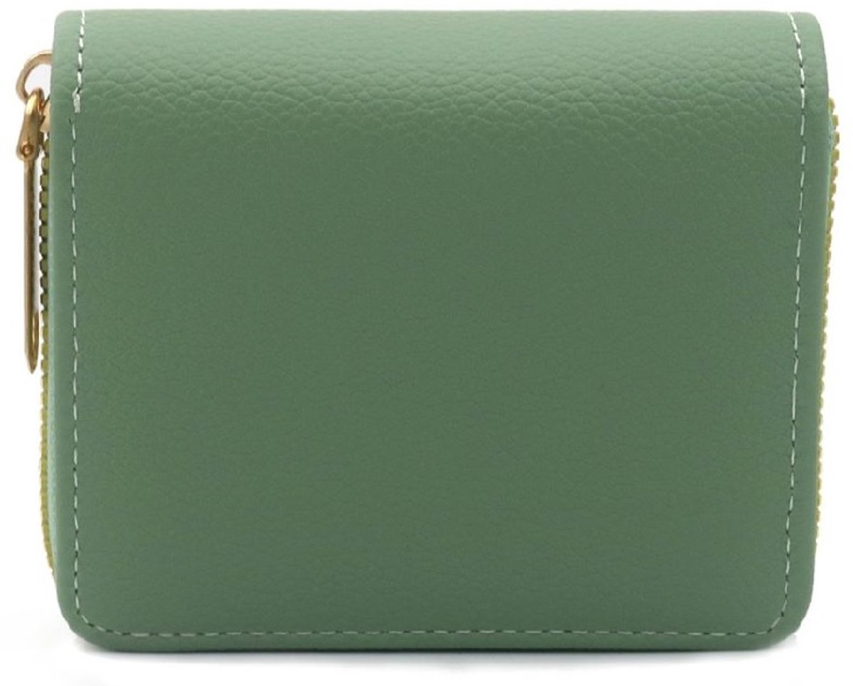Een handige kleine portemonnee 11x9x2,5cm met twee muntvakjes en vier vakjes voor briefjes / pasjes. Een gemakkelijke portemonnee in een mooie groene kleur. Voor uzelf of geef het als cadeau.