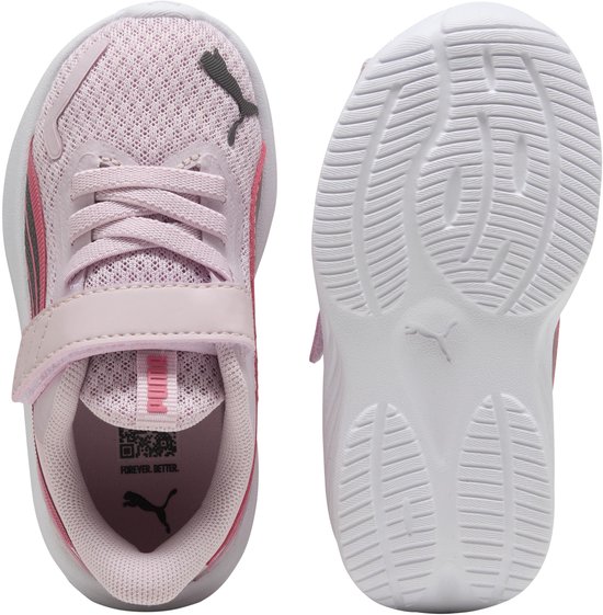 Paar lichtroze PUMA sneakers met klittenbandsluiting. Eén schoen van boven, één zool.
