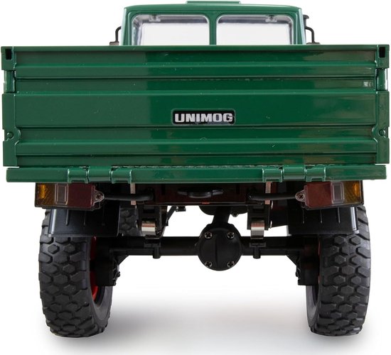 Achterkant van een groene Unimog 1300 L radiografisch bestuurbare truck, met oranje velgen.