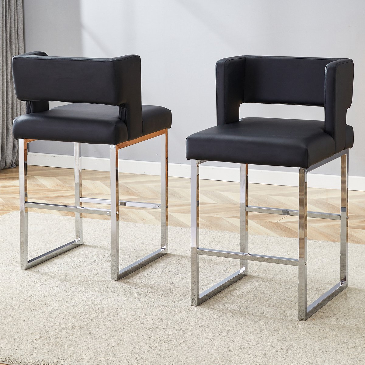 Set van 2 zwarte barkrukken in Scandinavische stijl, vierkant ontwerp, zilverkleurige metalen poten, lichtgewicht en comfortabel. Voldoet aan uw uiteenlopende productbehoeften.