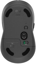 Onderkant van een grijze Logitech M650 muis met schuifknoppen en batterijdeksel.