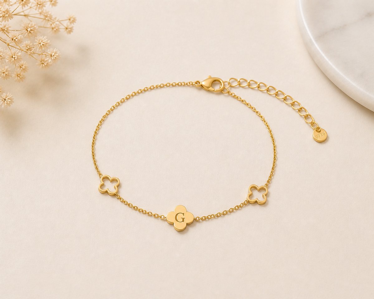 Armband Tess Goud gepersonaliseerd sieraad met letter gegraveerd, leuk persoonlijk cadeau voor moeder, vrouw of vriendin.