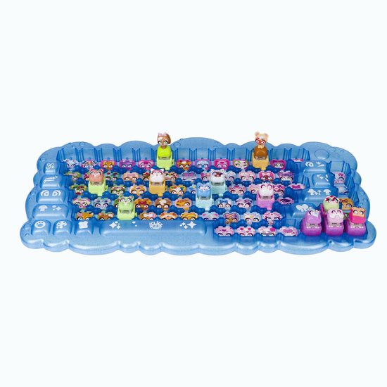 Een blauwe, golvende Clickeez displaybak vol met tientallen kleine, kleurrijke figuurtjes.