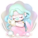 Zeemeerminfiguur in een schelp met roze staart en parels, met mintgroen haar.