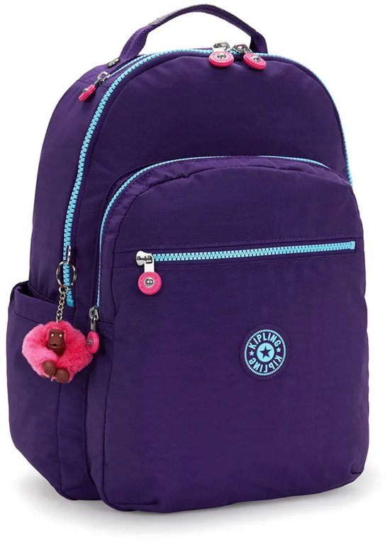 Paarse Kipling rugzak met blauwe ritsen, roze apenhanger en Kipling logo.