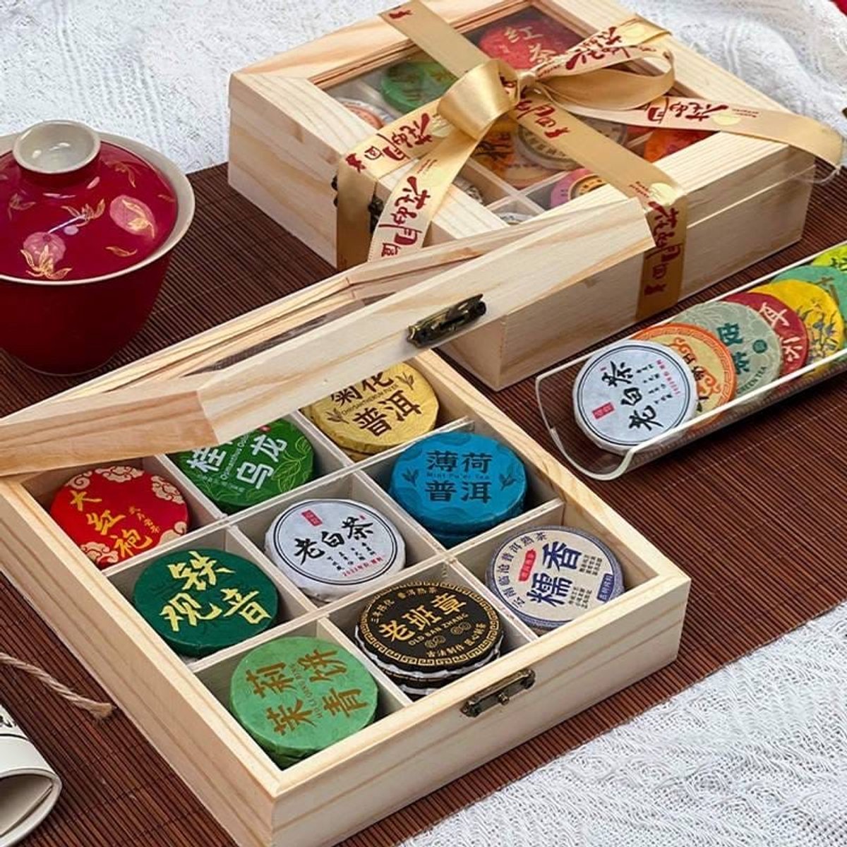 Luxe Thee Cadeauset 30 Stuks - Houten Bewaarbox met 9 Soorten Geperste Thee - Puerh, Oolong & Witte Thee Proeverij - Exclusief Cadeau - Blooming Tea & Tea Cakes