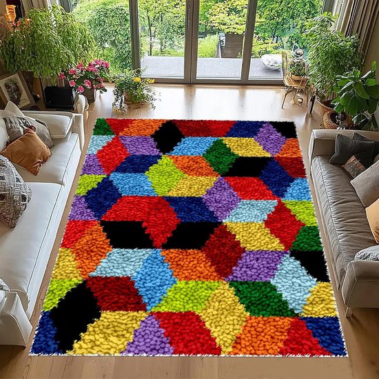 Kleurrijk vloerkleed met een geometrisch patroon van ruiten in rood, oranje, geel, groen, blauw, paars en zwart, gelegen in een woonkamer.