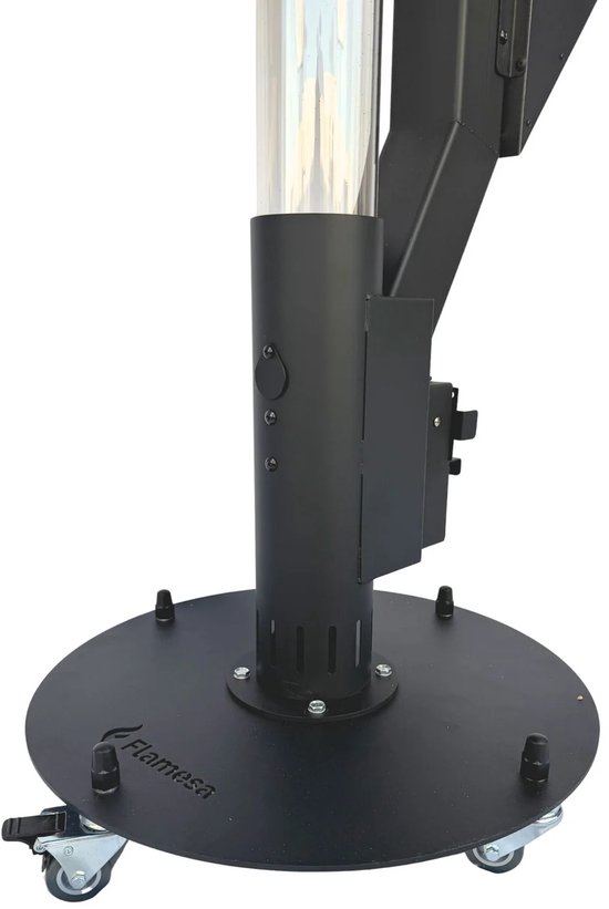 Detail van de basis van een zwarte terrasverwarmer met wieltjes en logo.