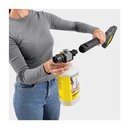 Vrouw vult Karcher reinigingsmiddelfles voor hogedrukreiniger.
