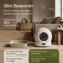 Witte automatische kattenbak naast een lege kattenbak. Bespaart tot 42% kattenbakvulling.
