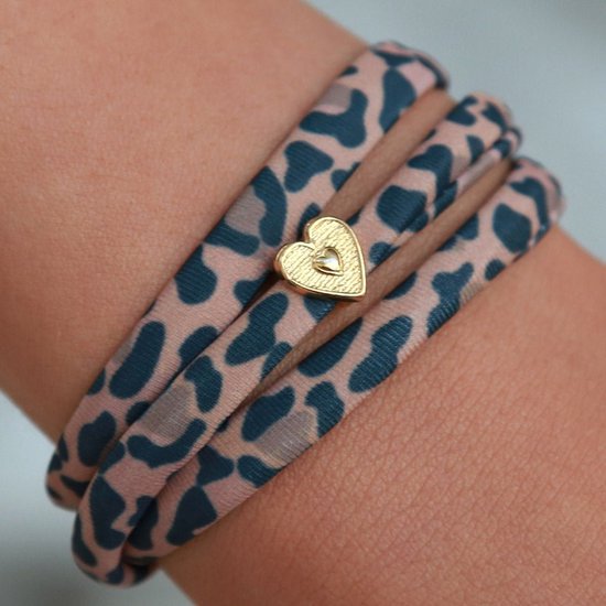 Bracelet femme imprimé léopard rose et bleu marine, avec un cœur doré.