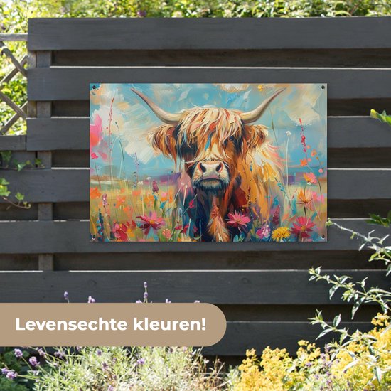 Tuinposter 120x80 cm - Tuindecoratie Schotse hooglander - Natuur - Kleurrijk - Bloemen - Poster voor in de tuin - Buiten decoratie - Schutting tuinschilderij - Tuindoek muurdecoratie - Wanddecoratie balkondoek