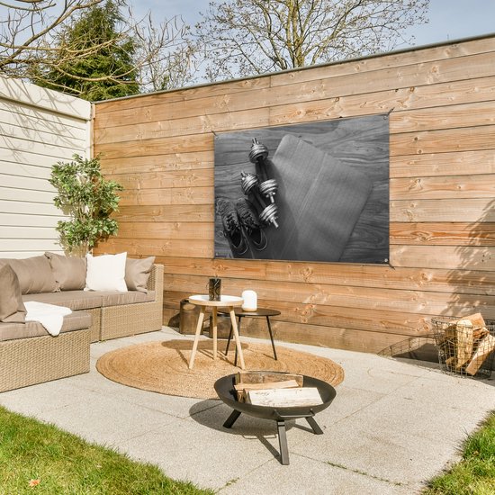 Affiche de jardin Les deux poids et chaussures de sport sont prêts pour le fitness - noir et blanc - 120x80 cm - Jardin