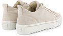 Crème suède lage sneakers, achterkant van de schoen, met beige veters en witte zool.