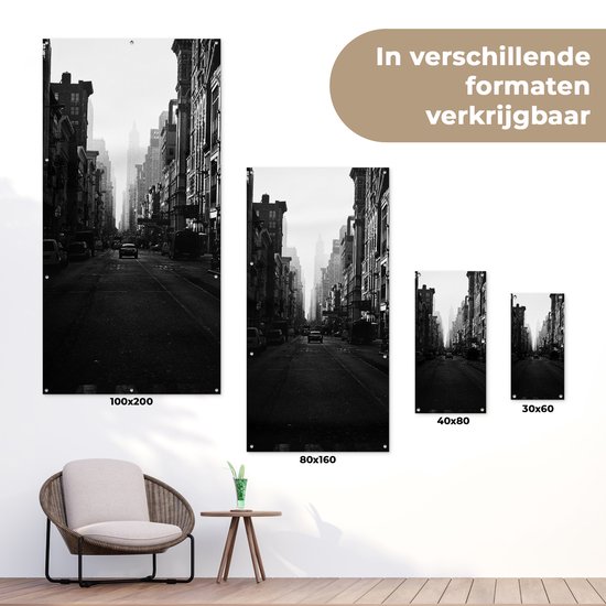 Affiche de clôture Une voiture roule dans une rue calme de New York en noir et blanc - 100x200 cm - Toile jardin