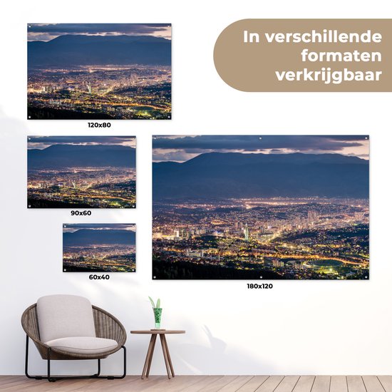 Dim Sarajevo devant une montagne en Bosnie-Herzégovine Poster Jardin 60x40 cm - petit - Toile de jardin / Toile d'extérieur / Peintures d'extérieur (décoration de jardin)