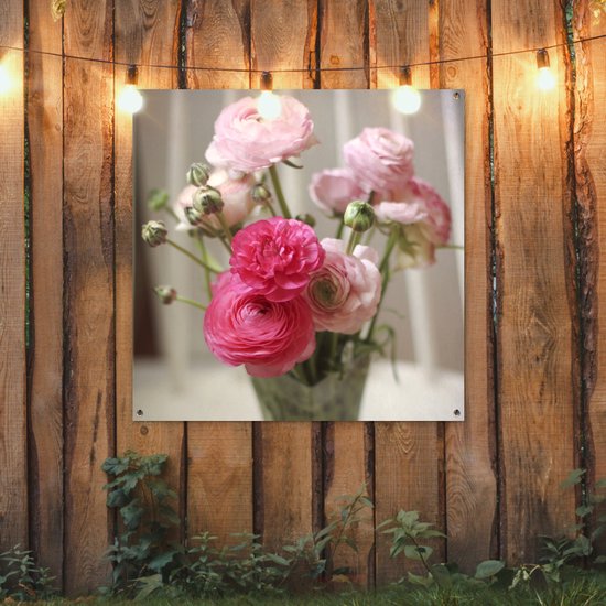 Affiche de jardin Renoncules roses sur fond flou 100x100 cm - Toile de jardin / Toile d'extérieur / Peintures d'extérieur (décoration de jardin)