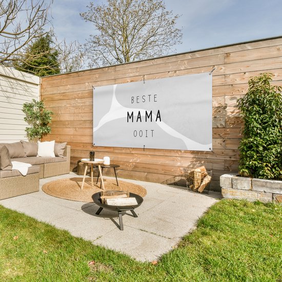 Tuinposter 160x80 cm - Tuindecoratie Spreuken - Quotes Beste Mama Ooit - Best mom - Moederdag - Mama - zwart wit - Poster voor in de tuin - Buiten decoratie - Schutting tuinschilderij - Tuindoek muurdecoratie - Wanddecoratie balkondoek