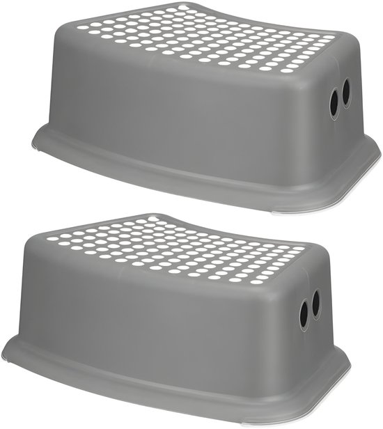 Deux marchepieds gris avec dessus perforés et ouvertures sur les côtés.